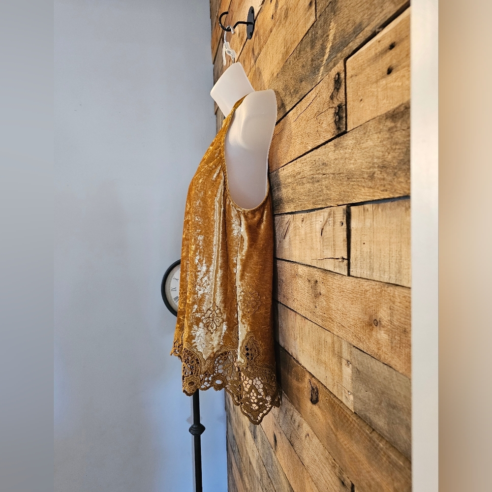 Altar'd State Women's Gold Velvet  Halter Top W/crochet Hemline Size M - Picture 8 of 13